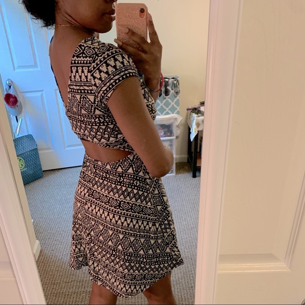 Patterned Designed Dress - Picture 4 of 7